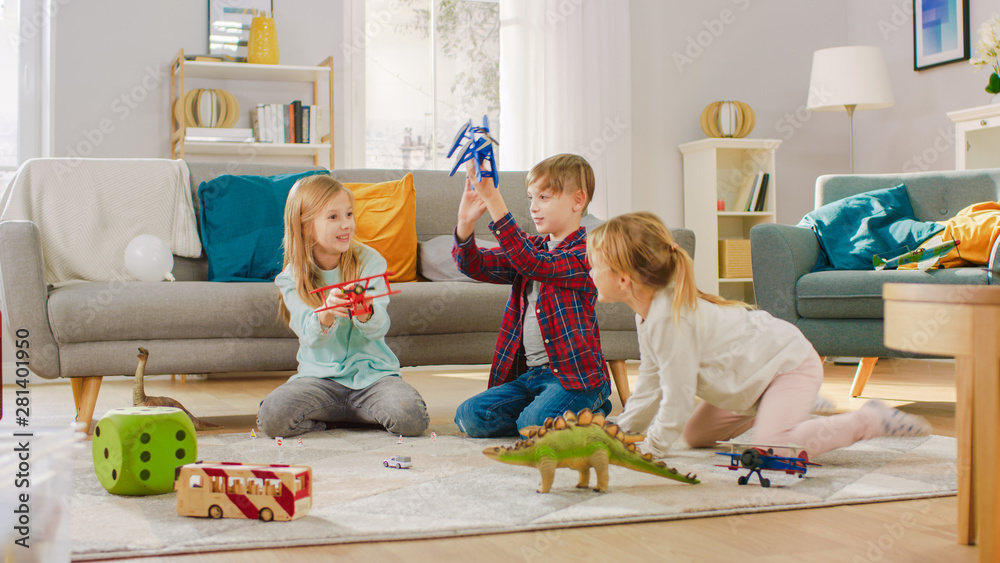 在客厅里：男孩和女孩坐在地毯上玩玩具飞机和恐龙。
