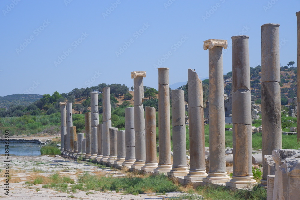 古希腊神庙的遗迹——城柱矗立在前面