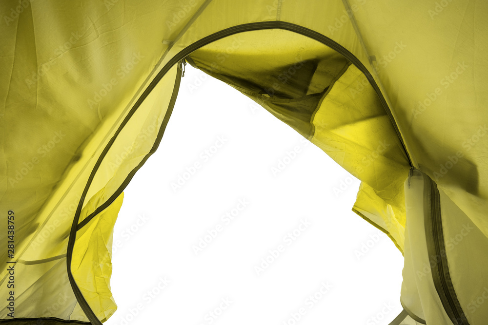 带开口的黄色帐篷露营内部