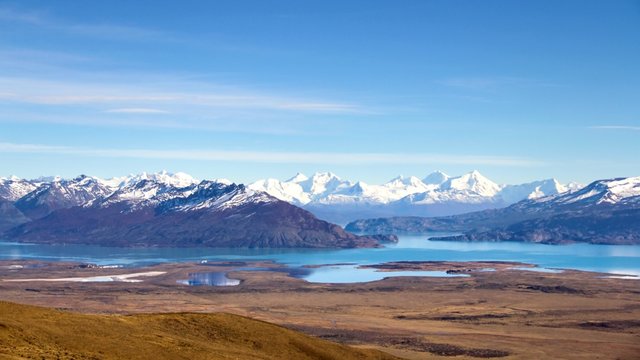 美丽的山谷全景，碧绿的湖泊和白雪覆盖的山脉在背格罗