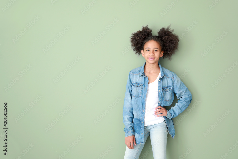 时尚的非洲裔美国女孩，穿着牛仔裤，背景是彩色