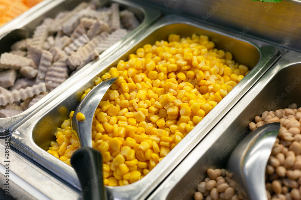 沙拉条包括谷类作物和玉米，健康概念。