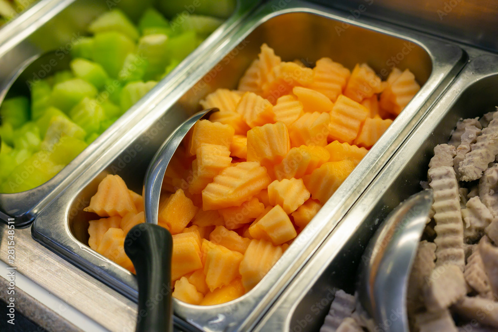 沙拉吧包括有机蔬菜和哈密瓜，健康概念。