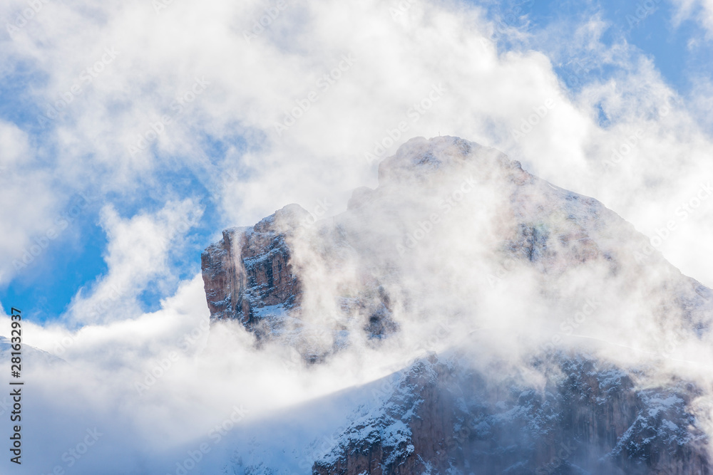 冬季白云覆盖的白云石山脉，布鲁内克草坪的景色。