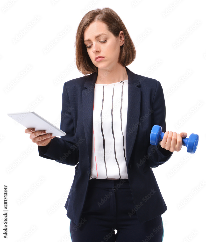 悲伤的女商人，白色背景下拿着平板电脑和哑铃。工作之间的平衡概念a