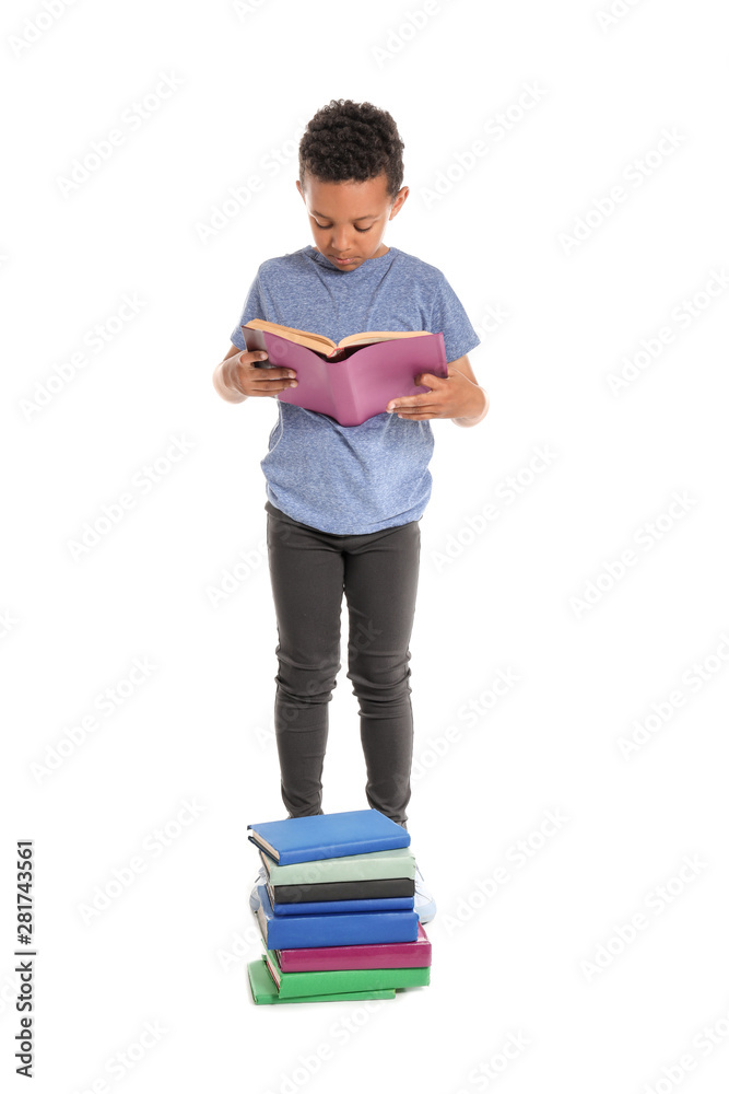 可爱的非裔美国男孩在白色背景下看书