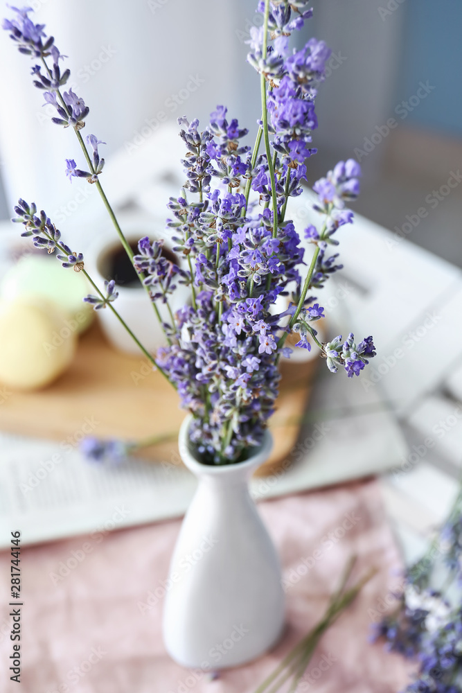 桌子上花瓶里美丽的薰衣草花，特写