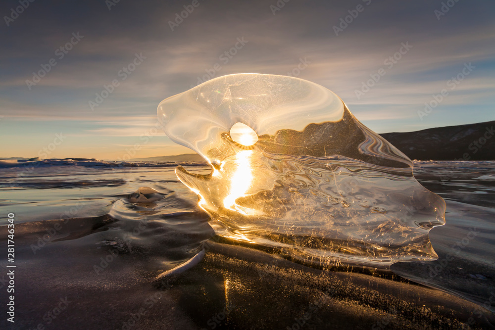 结冰的贝加尔湖上的透明冰柱异常形状