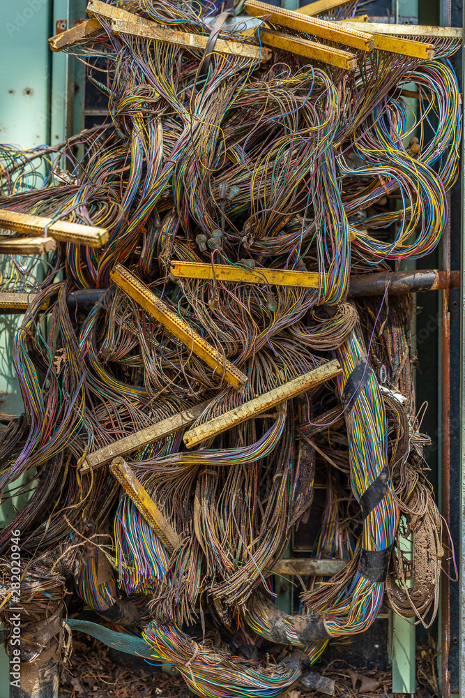 数据中心服务器机房机架中相互缠绕的五颜六色的电线束
