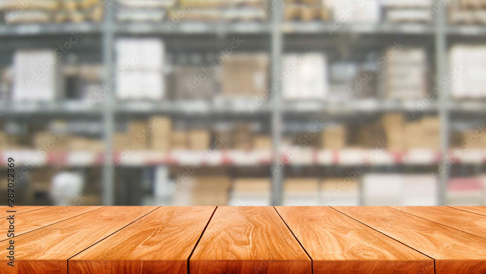 仓库仓库中的木桌背景模糊，桌上有空的复制空间用于产品展示
