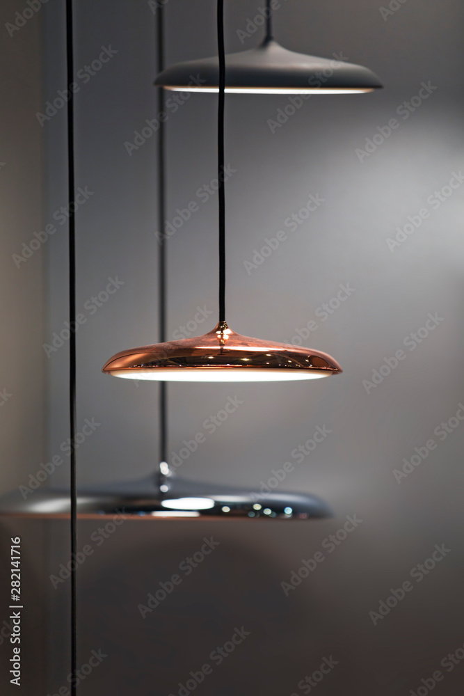 不同的现代流线型镜面铜吊灯。金属铜盘形吊灯。阁楼