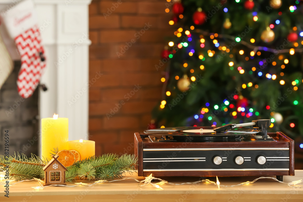 桌上的唱片播放器和圣诞装饰