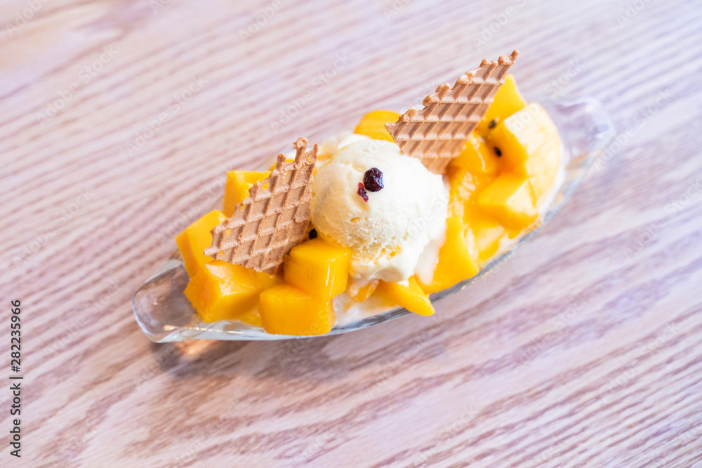 夏日餐厅的新鲜芒果刨冰配一勺冰淇淋和果汁酱，生活方式，po