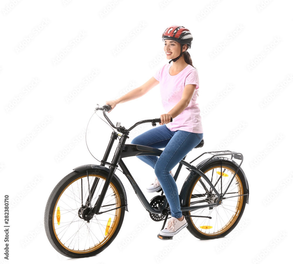 美丽的年轻女子骑自行车，背景为白色