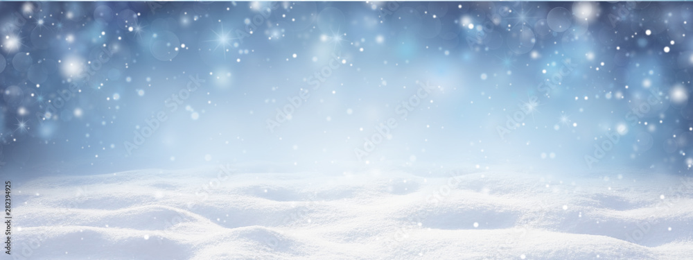 冬天的雪背景是雪堆，蓝色的天空上有美丽的灯光和雪花