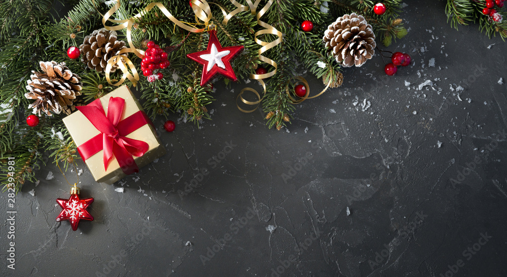 圣诞深黑色背景，纹理优美，金色礼盒，红丝带，蛇形