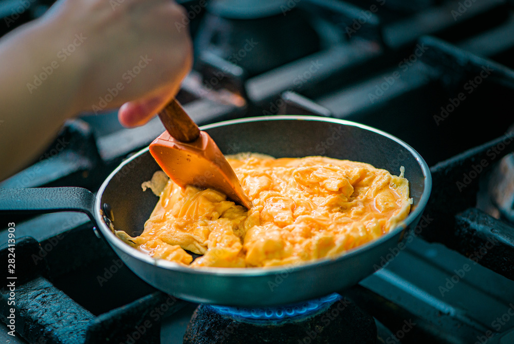在平底锅里准备炒鸡蛋，特写。