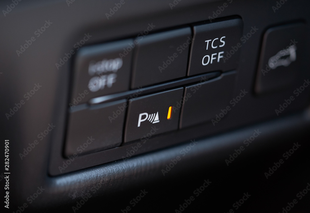 配备i-STOP启停系统声纳和其他调节按钮的现代汽车的内部
