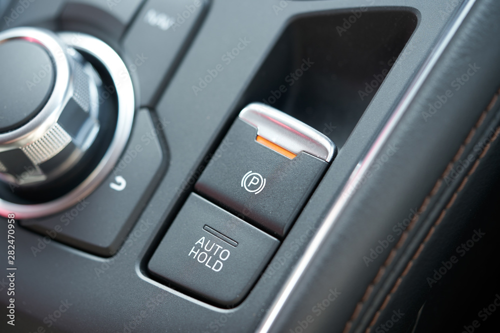 配备自动保持电子驻车制动系统的现代汽车的内部