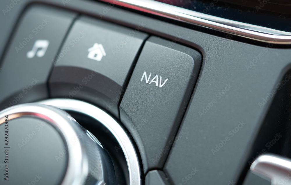 带媒体和导航控制按钮的现代汽车内饰