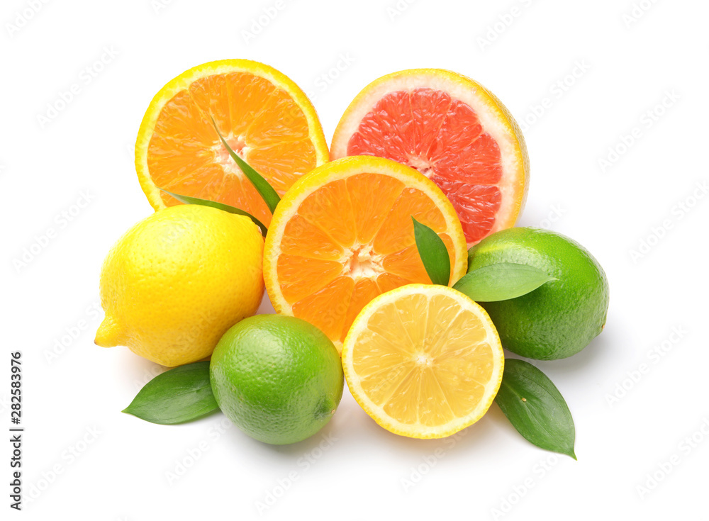 白色背景下的不同柑橘类水果