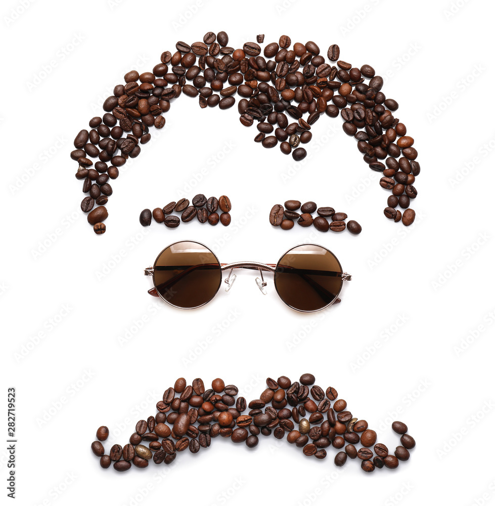带着时尚太阳镜和白底咖啡豆的有趣构图