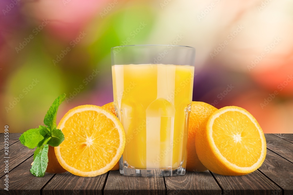 背景是橙汁和橙子片