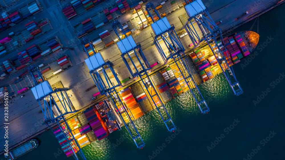 集装箱船夜间作业，国际进出口物流运输业务