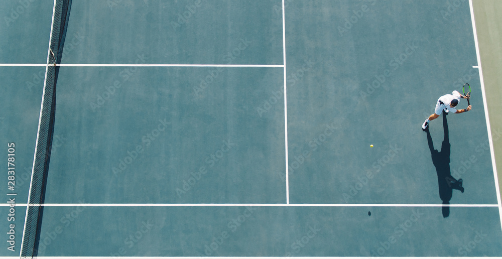 网球运动员在硬地上反手击球