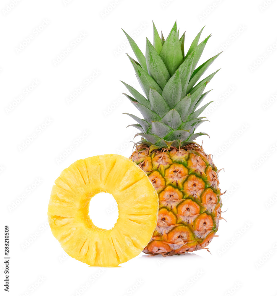 一个完整的菠萝片，甜甜圈形状，白底菠萝罐头。