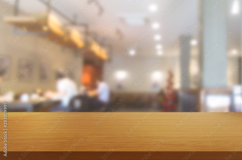 现代餐厅或咖啡厅背景模糊的木质桌子，上面有空的复印空间