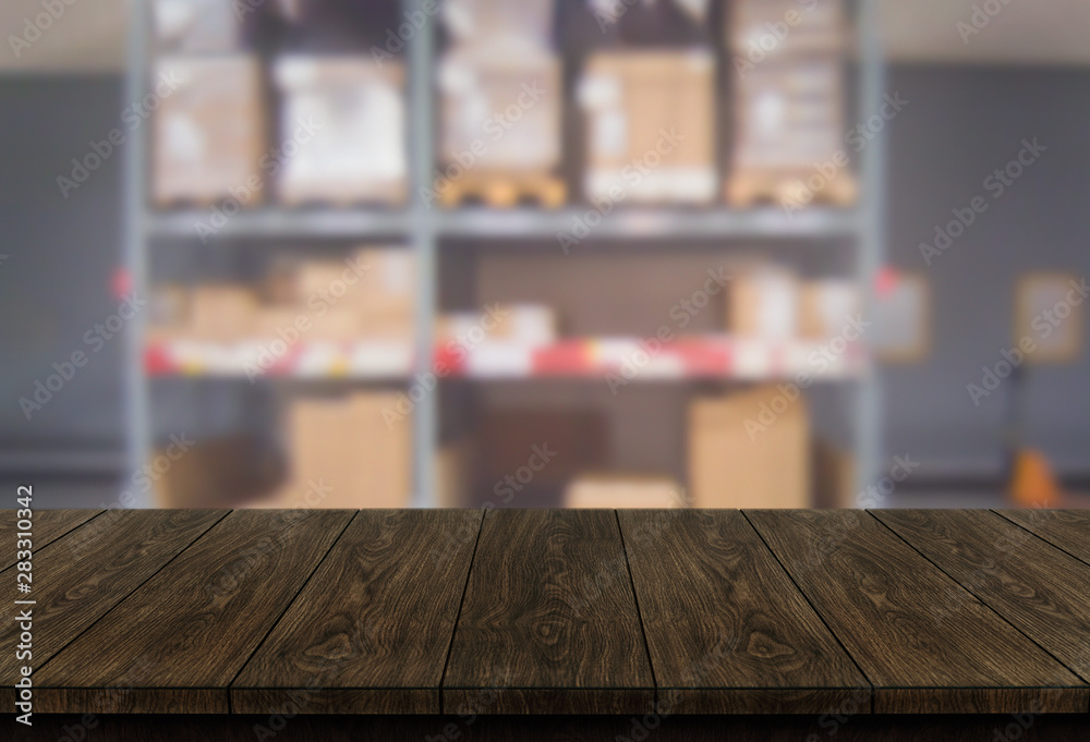 仓库仓库中的木桌子背景模糊，桌子上有空的复制空间用于产品展示