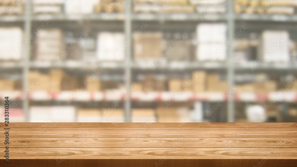 仓库存储中的木质桌子背景模糊，桌子上有空的副本空间，用于显示产品