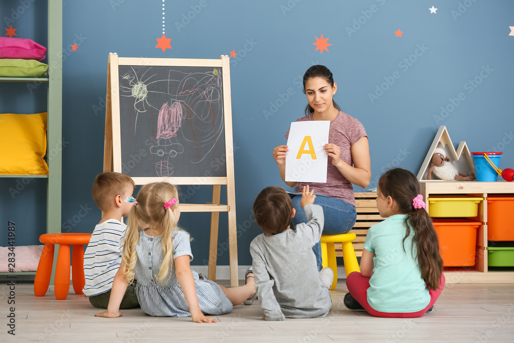 可爱的小孩在幼儿园学字母