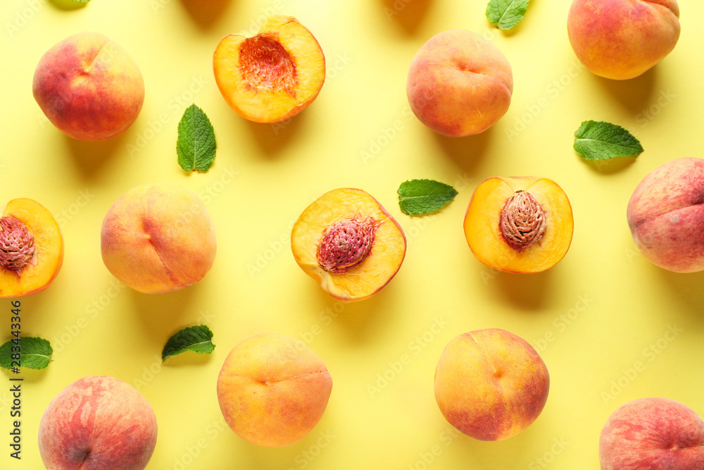彩色背景上有许多成熟的桃子