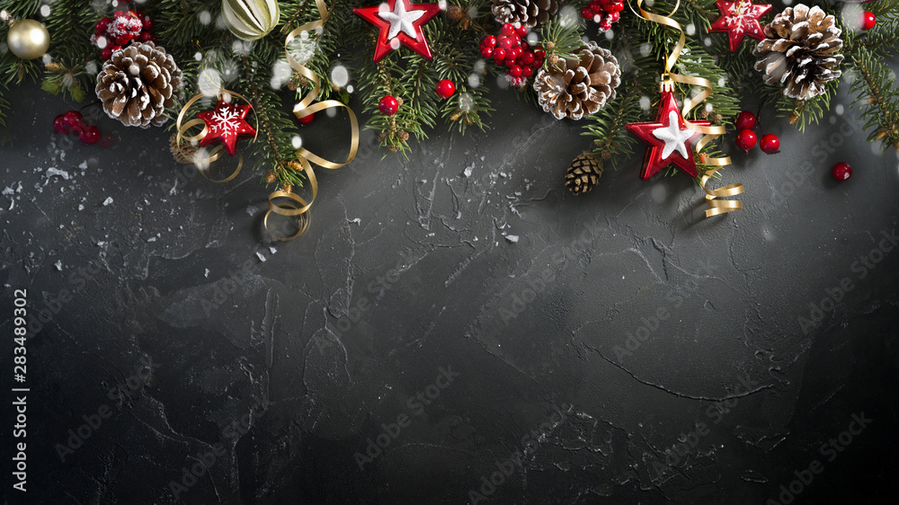 节日圣诞问候布局模板，用天然冷杉锥装饰的冷杉树枝，金色