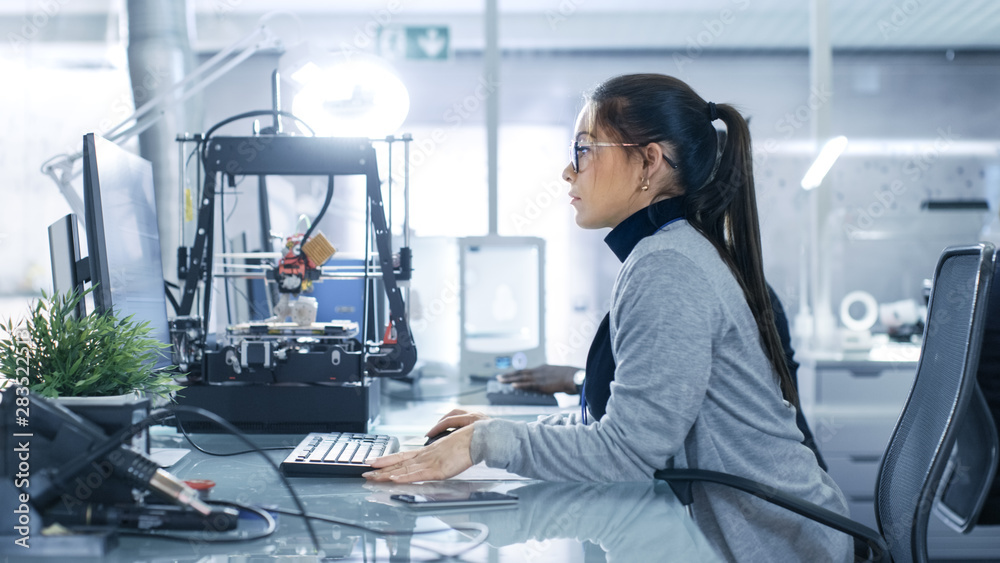 白人女性正在现代高科技实验室的电脑上工作。