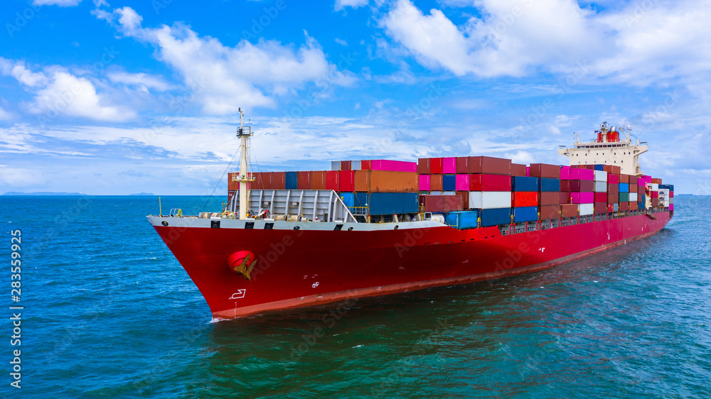 集装箱货船运输进出口商业货运集装箱，鸟瞰集装箱