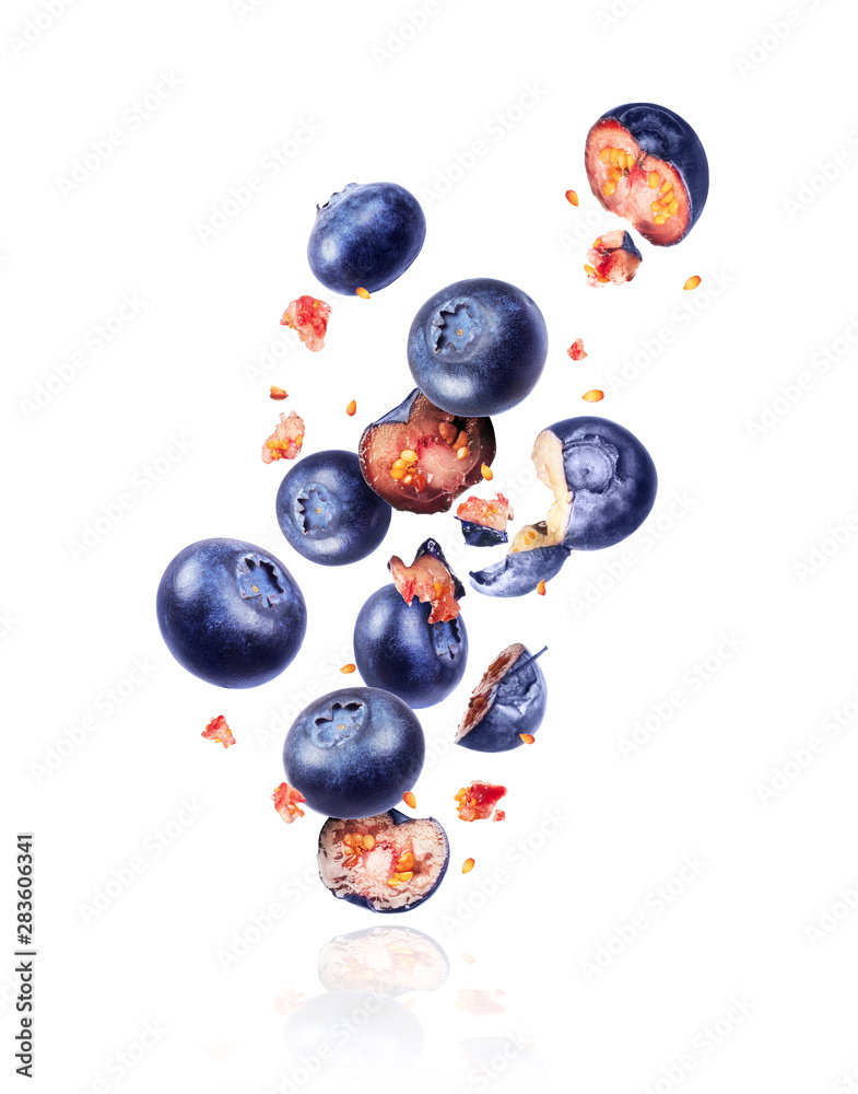 空气中的整颗和切片的新鲜蓝莓，在白色背景上隔离