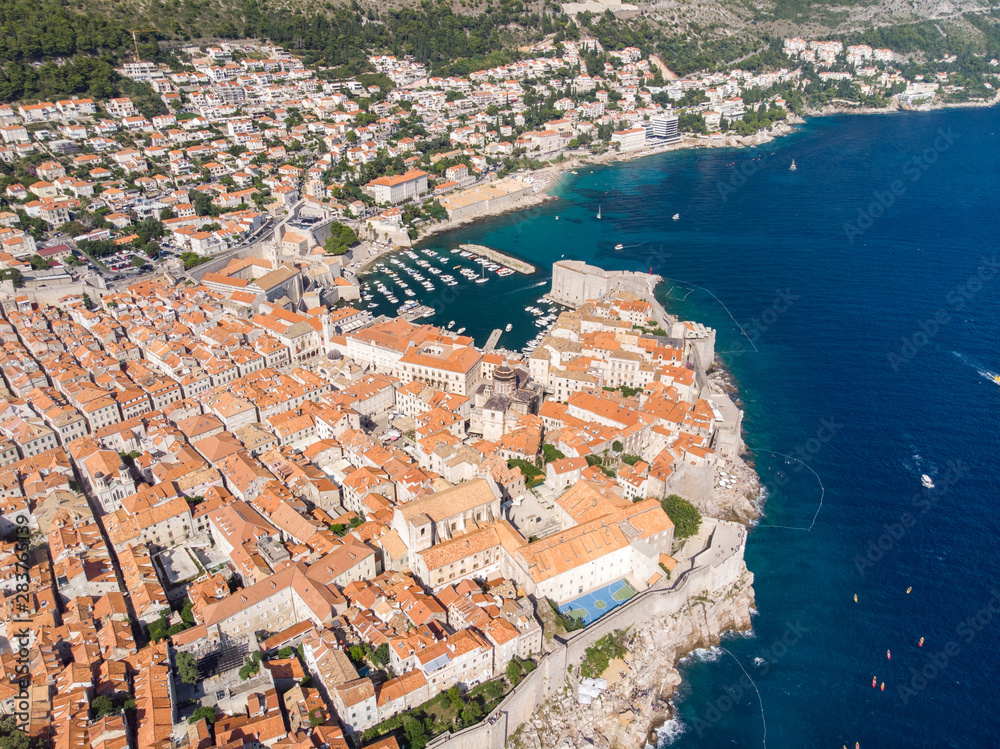 克罗地亚，2019年8月：亚得里亚海沿岸的克罗地亚城市杜布罗夫尼克的鸟瞰图，它是其中之一