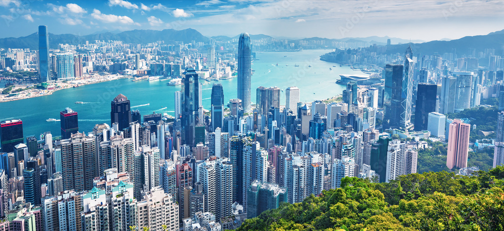 中国日出时维多利亚峰上令人惊叹的香港城市天际线