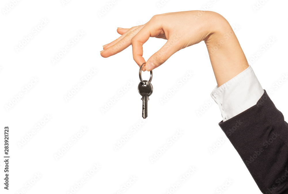 女性用两根手指握住车门钥匙
