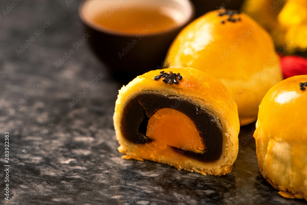 黑石板深色背景，美味的中秋蛋黄酥月饼。中国