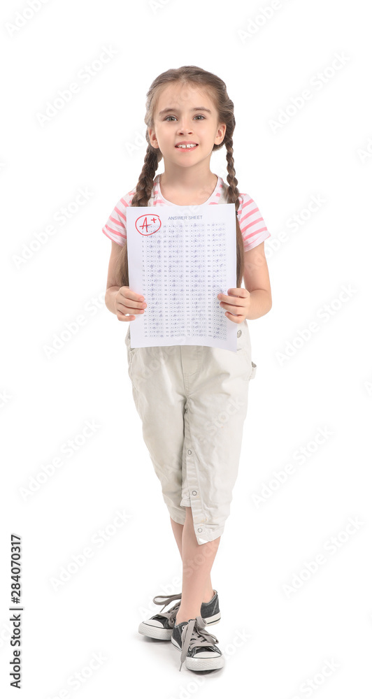 快乐女孩，白色背景下的学校考试答题纸