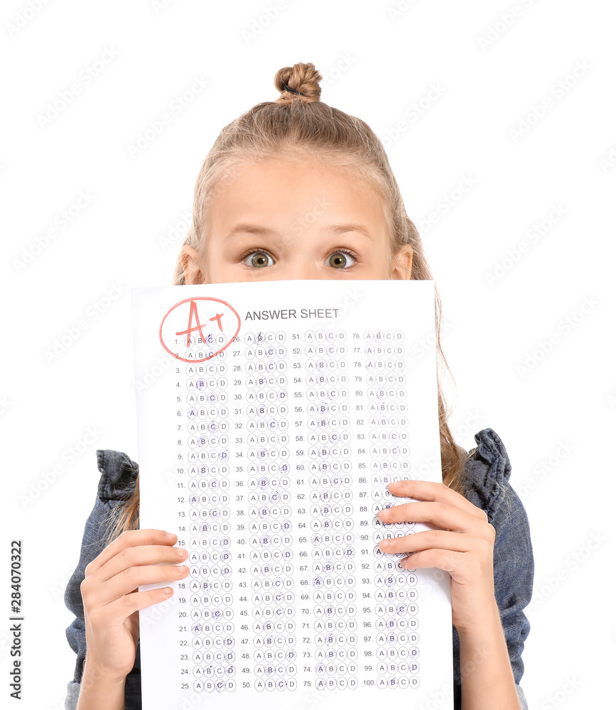 白色背景下拿着学校考试答卷的女孩