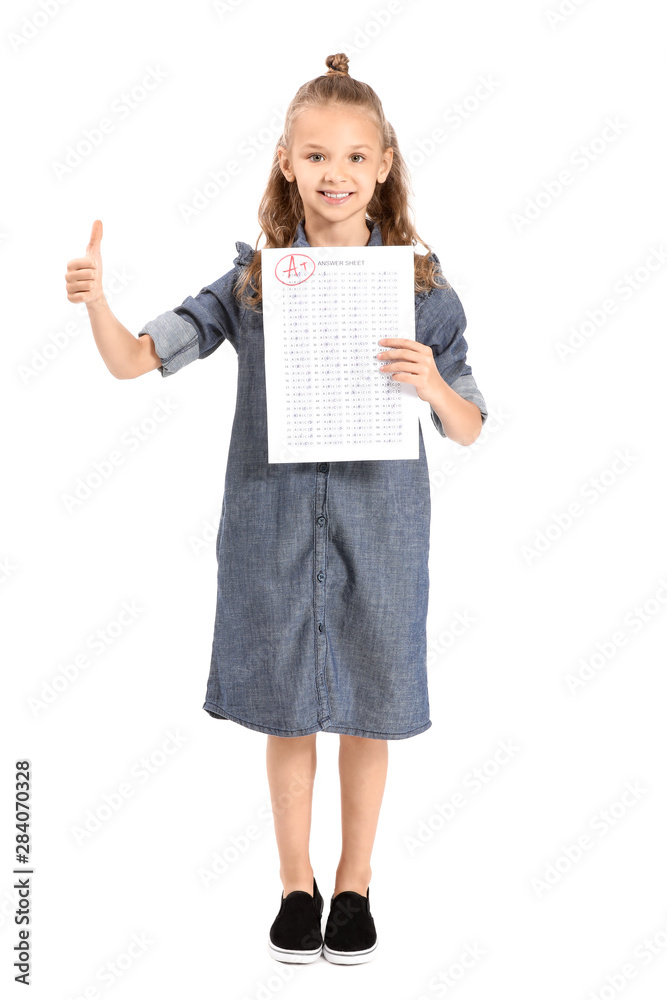 快乐女孩，白色背景下的学校考试答题纸