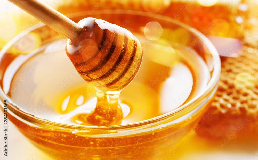 玻璃碗里有勺子的蜂蜜