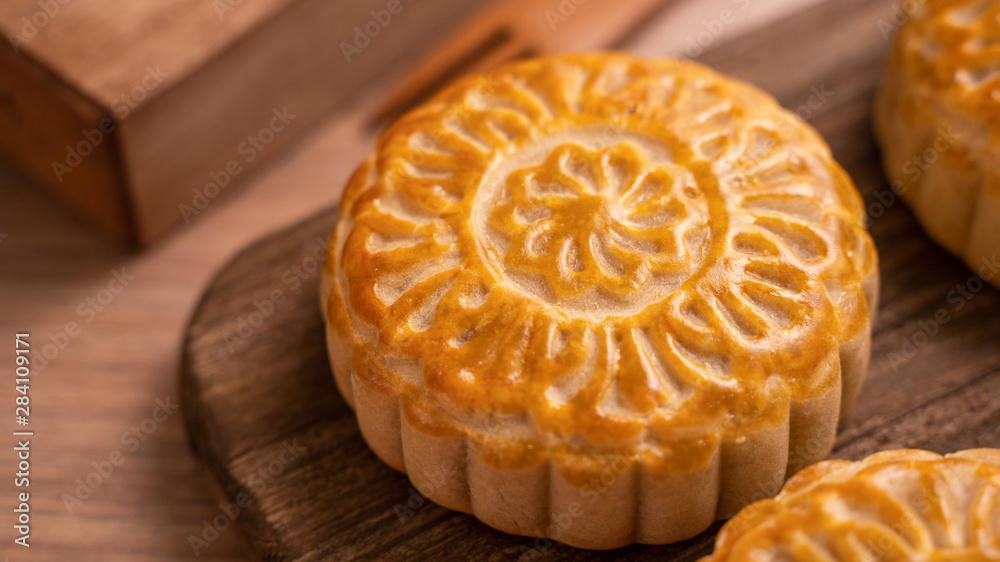 圆形新鲜烘焙月饼糕点-中秋节木制月饼