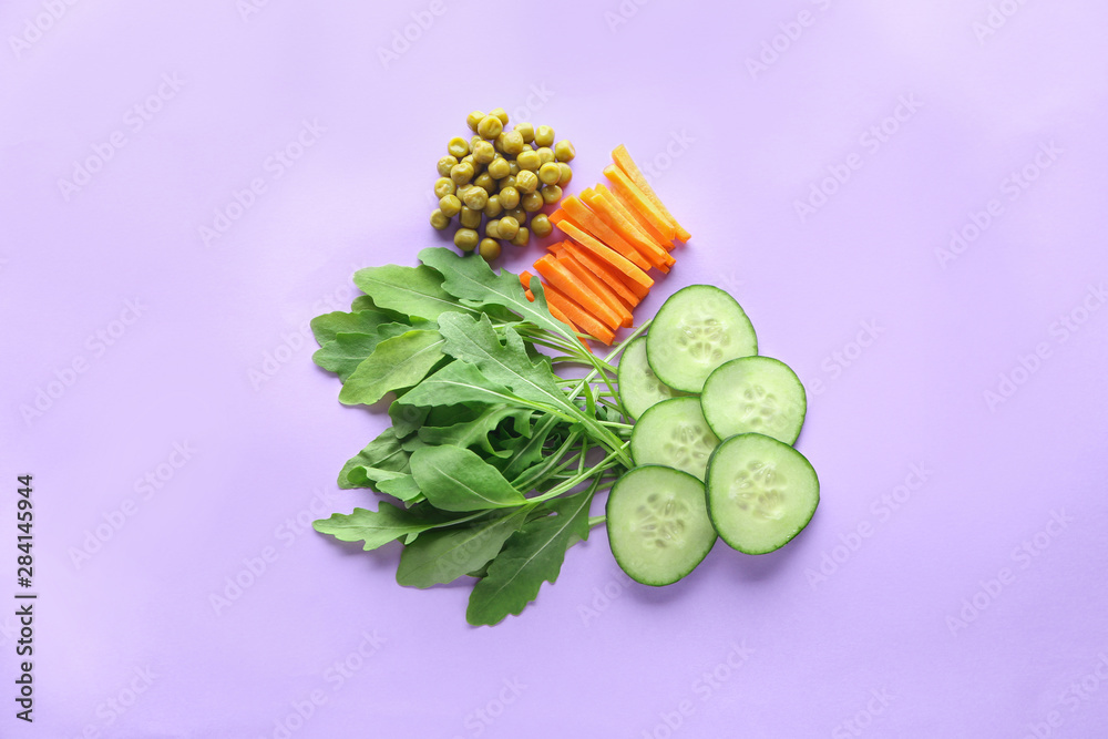 新鲜芝麻菜配黄瓜、胡萝卜和豌豆，颜色背景