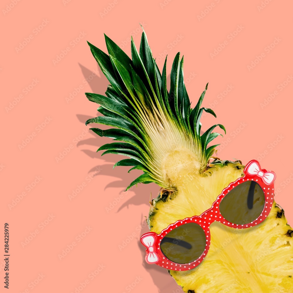 菠萝戴墨镜-夏季假期饮食健康理念